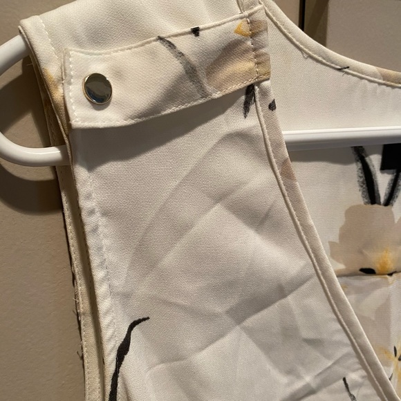 DYNAMITE Floral Dress - Picture 3 of 5